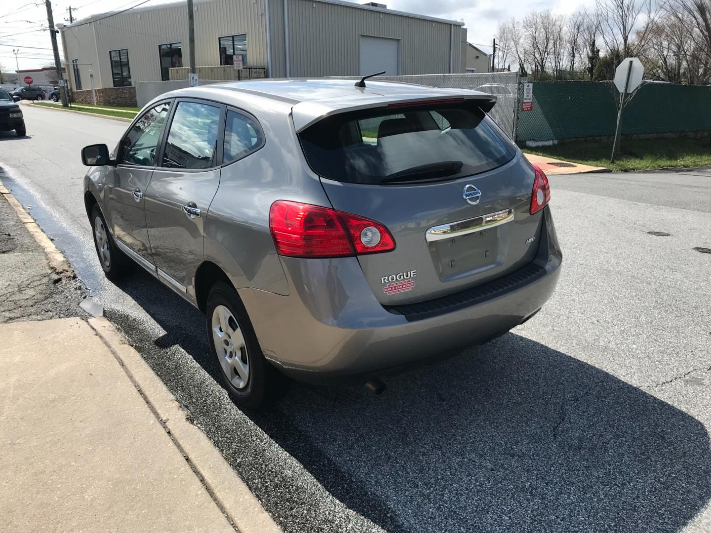 2011 Gray /Gray Nissan Rogue S (JN8AS5MV9BW) with an 2.5 V4 engine, Automatic transmission, located at 577 Chester Pike, Prospect Park, PA, 19076, (610) 237-1015, 39.886154, -75.302338 - Photo#5